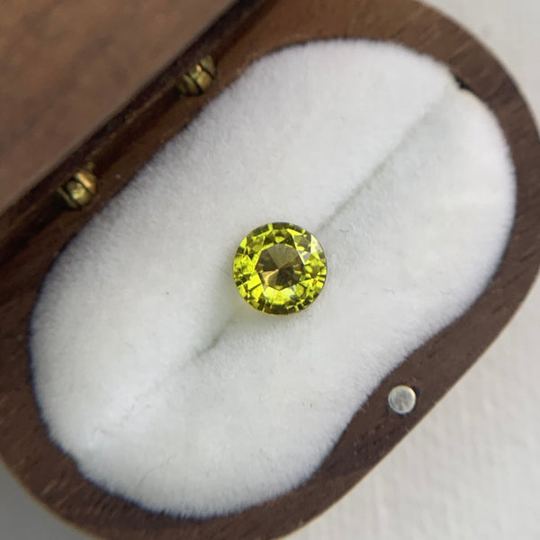 SALE・0.92CT YELLOWISH GREEN SAPPHIRE