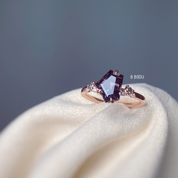 BESPOKE JEWELLERY・18K ROSE GOLD GREY SPINEL & DIAMOND RING