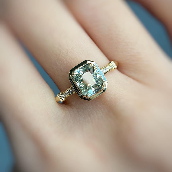 VINTAGE MICHELLE ・18K CHAMPAGNE GOLD MINT SAPPHIRE & DIAMOND RING