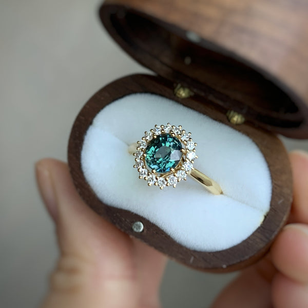 BESPOKE JEWELLERY・18K CHAMPAGNE GOLD TEAL SAPPHIRE HALO RING