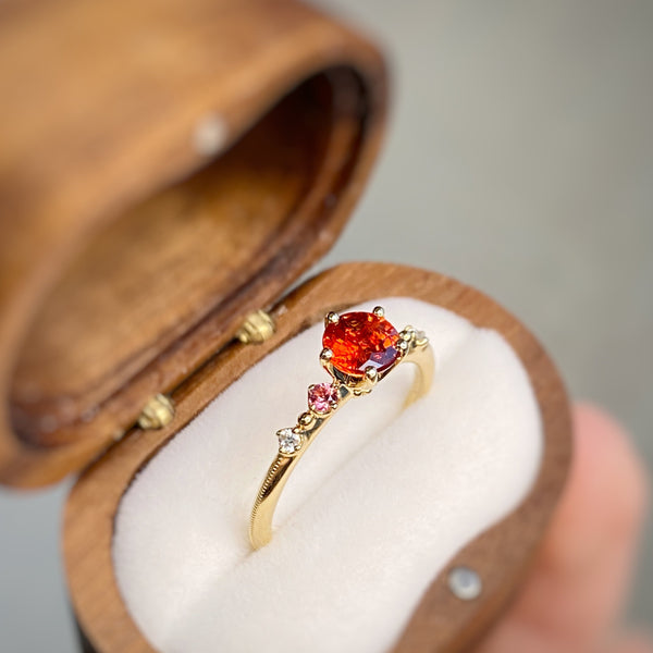 VINTAGE VELVET・18K CHAMPAGNE GOLD ORANGE SAPPHIRE/ SPINEL & DIAMOND RING