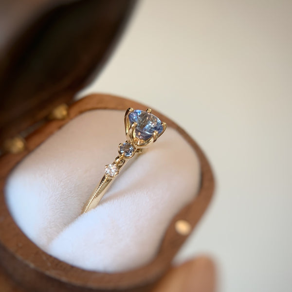 ONE OF A KIND・18K CHAMPAGNE GOLD BLUE SAPPHIRE & DIAMOND RING