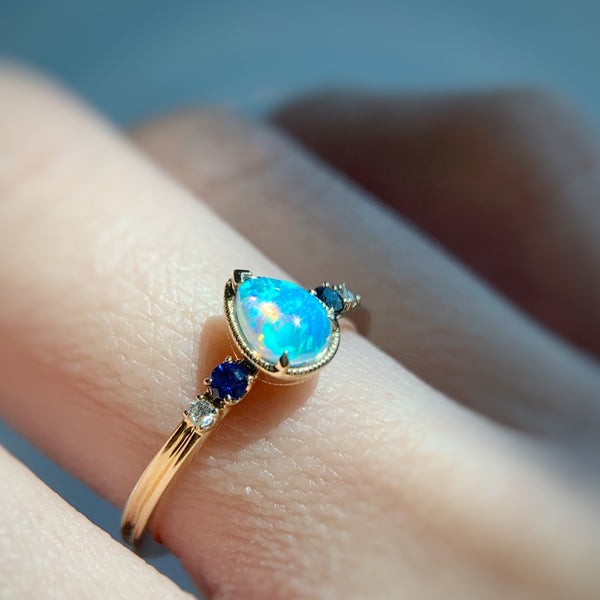 AURORA RING・18K CHAMPAGNE GOLD AUSTRALIAN OPAL/ SAPPHIRE & DIAMOND RING